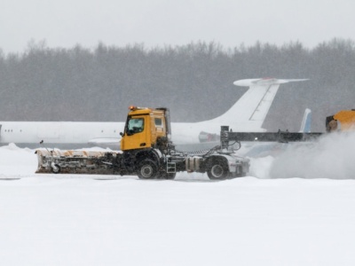 Kompletny paraliż do poniedziałku. 10 tys. lotów odwołanych przez burzę śnieżną