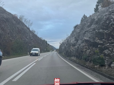 Pokonywanie zakrętów w górach to wyzwanie. Wtedy powinno się używać klaksonu, a nie w mieście