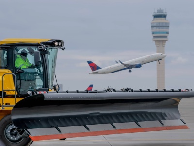 Zimowa burza przetacza się przez Stany Zjednoczone. Tysiące odwołanych lotów