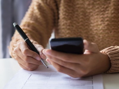 Kiedy darowizna oznacza podatek? Przewodnik po zwolnieniach i limitach