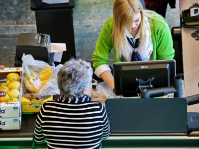 Brakuje kasjerów oraz sprzedawców. Sieci szukają oszczędności