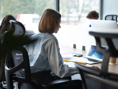 Unijna dyrektywa zmieni polski rynek pracy. Nowe przepisy wymuszą podwyżki