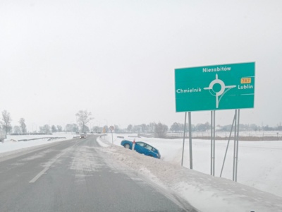Czarny lód na drodze wojewódzkiej nr 747. Bardzo trudne warunki między Opolem Lubelskim a Bełżycami
