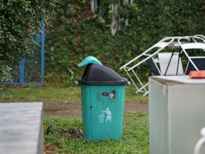 Wybieranie rzeczy z firmowego kontenera na śmieci grozi zwolnieniem z pracy