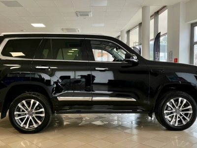 Najpierw zrobili go 149 tys. zł taniej od Land Cruisera. Szału nie było, więc schodzą jeszcze o 40 tys. zł