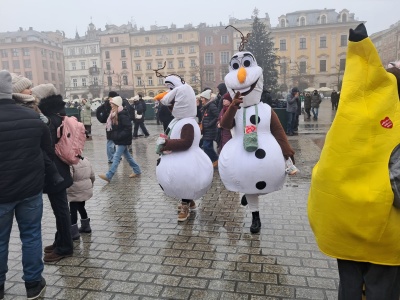 Kraków gra mimo zimna. Tysiące wolontariuszy i koncerty na Rynku podczas 34. Finału WOŚP (Galeria)
