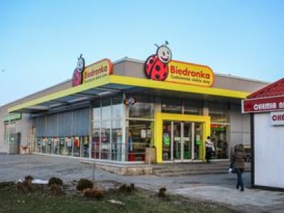 Żółte kartki na półkach w Biedronce. To ważna informacja dla klientów