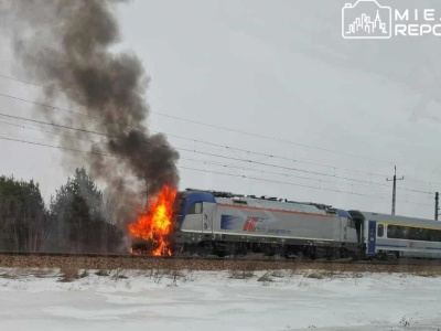 Dramatyczne zdarzenie na torach pod Warszawą. Pociąg staranował auto. Lokomotywa zaczęła się palić