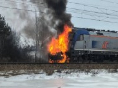 Groźny wypadek pod Warszawą. Pożar po zderzeniu auta z pociągiem