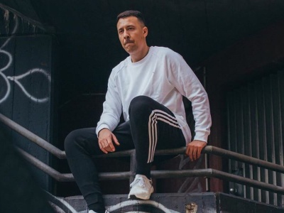 Avi urodził się w… Afryce. Jego matka musiała stamtąd uciekać, jak był niemowlęciem