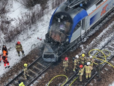 Pociąg zderzył się z osobówką pod Warszawą. Kilkaset osób ewakuowanych