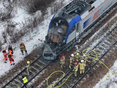 Pociągi uderzyły w samochód. Ewakuowano 300 osób