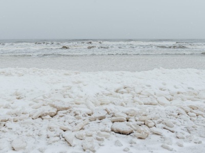 Bałtyk potrafi zaskoczyć nawet zimą. Tak powstają bajkowe lodowe formacje