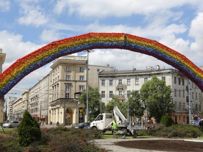Krzyż zamiast tęczy na Placu Zbawiciela. 