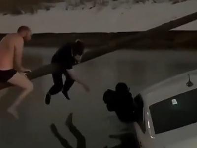 Taksówka z matką i dzieckiem tonęła w kanale. Liczyła się każda sekunda