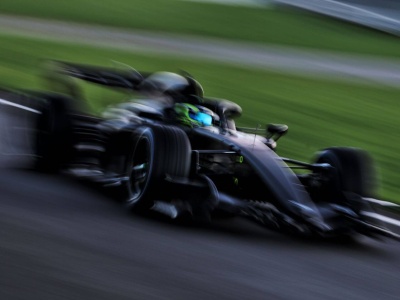 Bolidy siedmiu zespołów F1 zadebiutowały już na torze