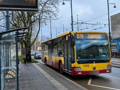 Wyjazd z zatoczki nie jest zero-jedynkowy. 3 rzeczy decydują o pierwszeństwie autobusu