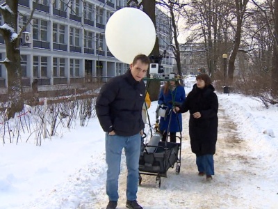 Chodzą z balonem przyczepionym do wózka. Nietypowy pomysł Polaków