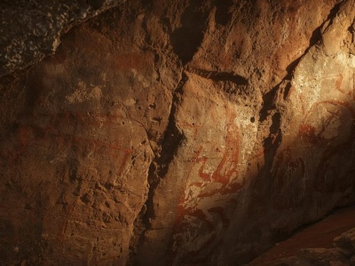Odkryto najstarsze ludzkie malowidło skalne. Kto odcisnął dłoń w jaskini?