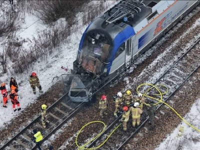 Dwa pociągi zderzyły się z samochodem, jeden z nich jechał do Lublina. 600 osób ewakuowanych