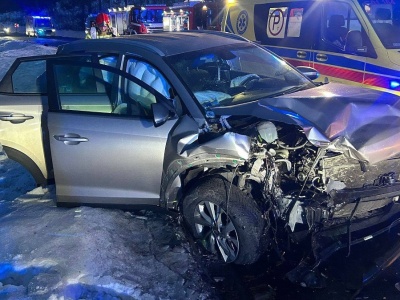 ​Czołowe zderzenie osobówek. Troje dzieci trafiło do szpitala