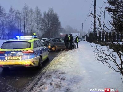 Kolizja i dachowanie w powiecie bocheńskim. Trudne warunki na drogach utrudniały weekend kierowcom