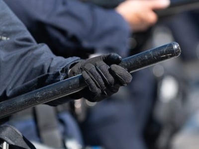 Off-duty agent ICE oskarżony o pobicie protestującego