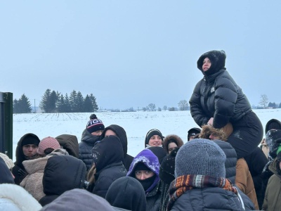 Tłumy przed bramą wjazdową do schroniska Zielone Pole w Ostrowitem. Doda przywiozła budy