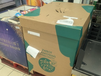 Biedronka ustawiła w sklepach dziwne, wielkie kartony. O co chodzi?