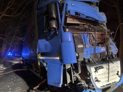 Trudne warunki na drodze – ciężarówka wpadła do rowu!