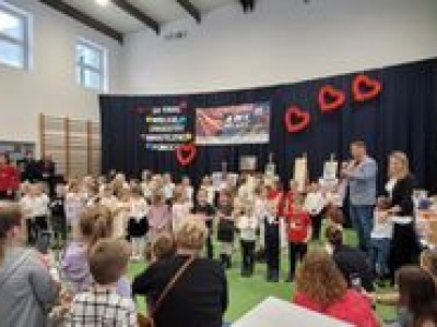 SP w Obrowie zagrało dla WOŚP - w całym dniu świętowano ludzką życzliwość