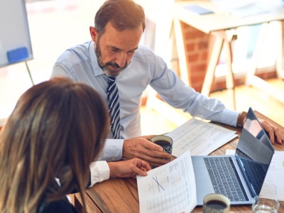 Doświadczenie cenniejsze niż wiek. Firmy szukają specjalistów 50 plus