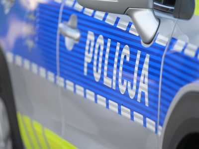 Kolejny dramat na torach. Auto wjechało pod pociąg, dwie osoby ranne