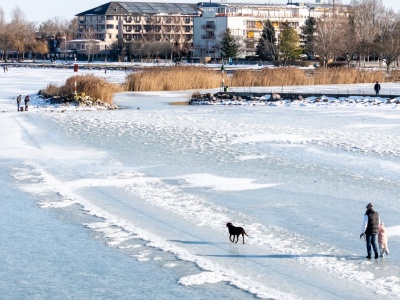 Balaton skuty lodem. Węgrzy wydają jednak stanowczy zakaz i grożą karami