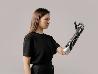 Koniec zgadywania siły chwytu? Nowa generacja protez dłoni wykorzystuje widzenie i AI