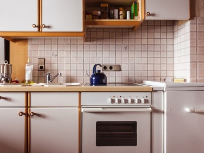 Biała kuchnia to już przeszłość. Teraz ten wystrój polecają projektanci