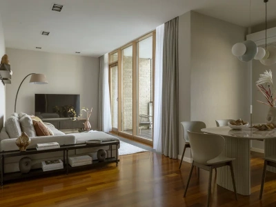 Nie chcieli aneksu – beżowe mieszkanie z białą, niezależną kuchnią