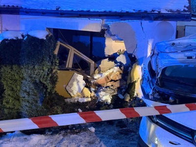 Koszmarny poranek w Płocku. Toyota rozbiła się o dom, są ranni