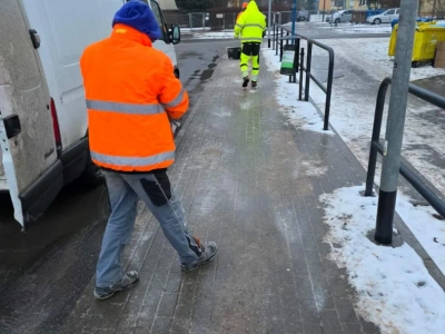 Marznący deszcz znowu zrobił lodowisko z chodników. Bez soli właściwie jesteśmy bezbronni