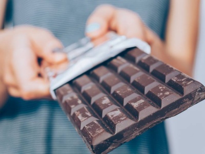 Gorzka czekolada po 18.00? Dietetyk wyjaśnia, dlaczego warto jej unikać wieczorem