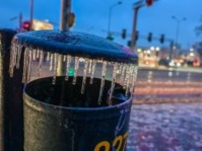 Fatalna sytuacja pogodowa w północnej Polsce. Odwołane lekcje, sparaliżowany transport