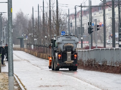 Zima paraliżuje kraj. Gołoledź, utrudnienia na kolei i lotniskach, alerty IMGW i RCB