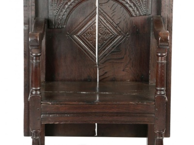 Raz krzesło, raz stół - nietypowy zabytek i jego kontrowersyjny właściciel