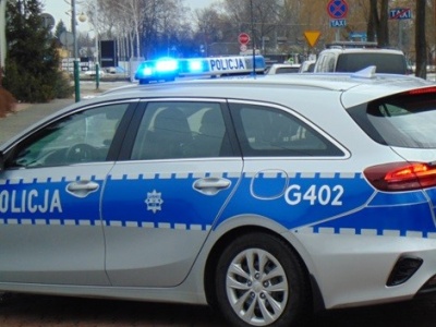 Policyjne szkolenie dla klas mundurowych w Andrychowie. Uczniowie poznawali zasady ceremoniału