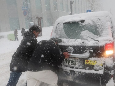 Paraliż na kolei, prawie sto lotów odwołanych. Zima uderzyła z pełną mocą