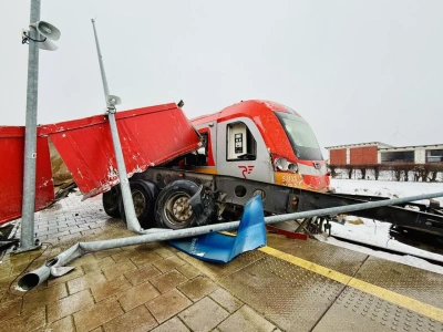 Zderzenie pociągu z ciężarówką w Widzinie. Ruch kolejowy wstrzymany