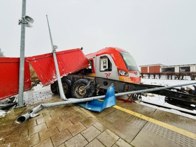 Zderzenie na przejeździe kolejowym. Kierowca ciężarówki wyskoczył z kabiny