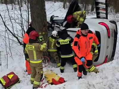 Groźny wypadek w Bartążku. BMW uderzyło w drzewo, jedna osoba w szpitalu