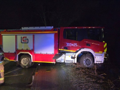 Bardzo ślisko na drogach. Wóz strażacki uderzył w płot