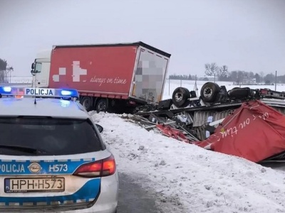 Naczepa ciężarówki w rowie. 